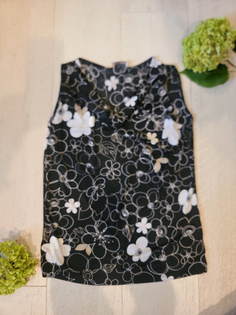 Susan Lawrence Black and White Floral Sleeveless Shell Top